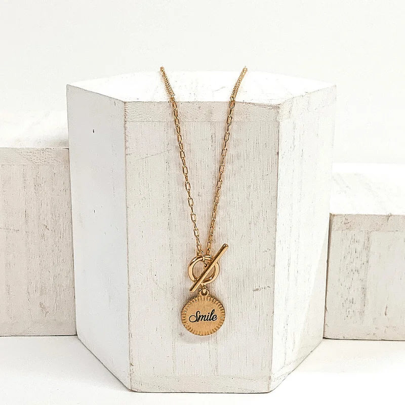 Chain Necklace with "Smile" Circle Pendant and Front Toggle Clasp in Gold